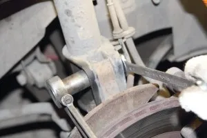 Заміна опор і стійок передньої підвіски лада-пріора, engine start (гайку кріплення штока) Заміна опор і стійок передньої підвіски лада-пріора, engine start