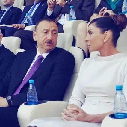 51-Літня дружина президента Азербайджану виглядає як ровесниця дочок (Азербайджан) 51-Літня дружина президента Азербайджану виглядає як ровесниця дочок