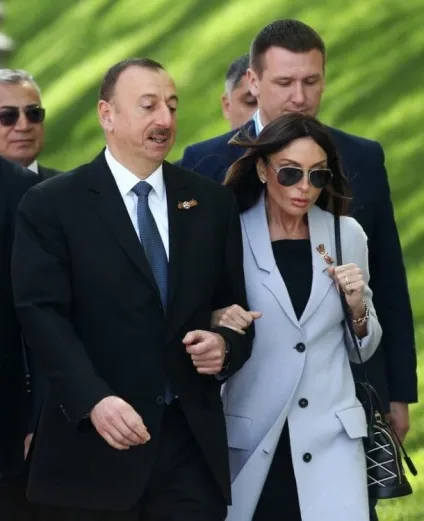 51-Літня дружина президента Азербайджану виглядає як ровесниця дочок (Азербайджан) 51-Літня дружина президента Азербайджану виглядає як ровесниця дочок