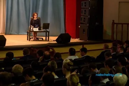Досить симпатичний молодий чоловік, порядна (досить) Досить симпатичний молодий чоловік, порядна