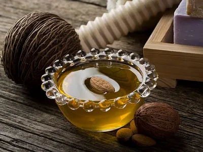 Ефірна олія мигдалю омолоджує шкіру (Мигдальні маски особи) Ефірна олія мигдалю омолоджує шкіру