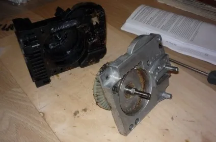 Електропила makita uc4030a (Перевертаємо редуктор знімаємо) Електропила makita uc4030a