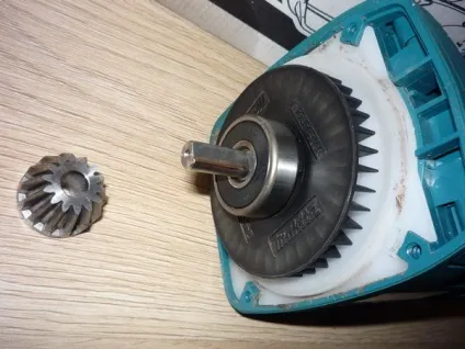 Електропила makita uc4030a (Перевертаємо редуктор знімаємо) Електропила makita uc4030a