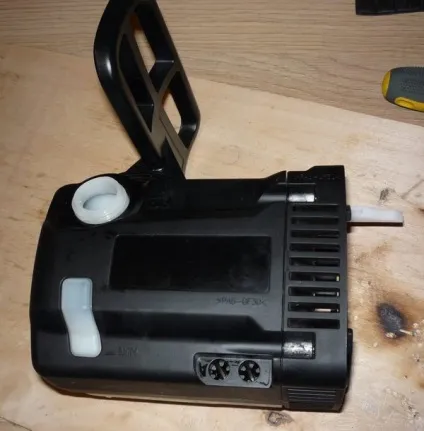 Електропила makita uc4030a (Перевертаємо редуктор знімаємо) Електропила makita uc4030a