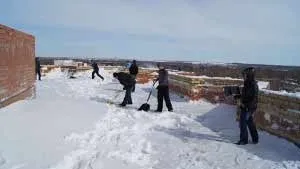 Прибирання снігу з дахів очищення своїми руками (руками) Прибирання снігу з дахів очищення своїми руками