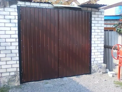 Гаражні ворота своїми руками з профлиста поради фахівців і поетапна інструкція (своїми руками профлиста) Гаражні ворота своїми руками з профлиста поради фахівців і поетапна інструкція