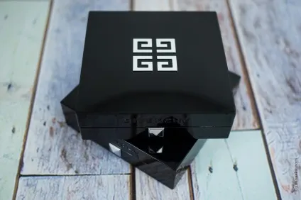 Givenchy prisme visage огляд, Свотч