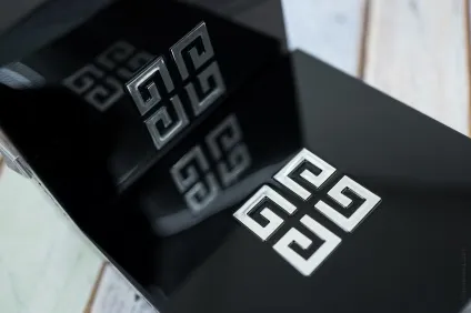 Givenchy prisme visage огляд, Свотч