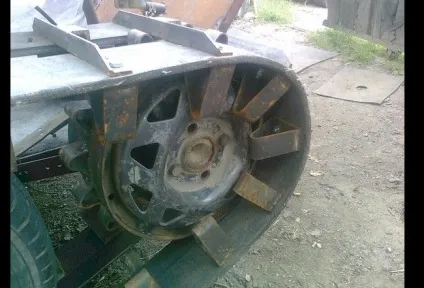 Гусеничний всюдихід «улан» на серійних планетарка (Майбутня кабіна водія) Гусеничний всюдихід «улан» на серійних планетарка
