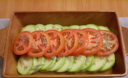 Кабачки, запечені в духовці з сиром, м'ясом і овочами (кабачки фаршировані фаршем запечені в духовці) Кабачки, запечені в духовці з сиром, м'ясом і овочами