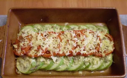 Кабачки, запечені в духовці з сиром, м'ясом і овочами (сиром) Кабачки, запечені в духовці з сиром, м'ясом і овочами