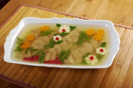 Як і чим прикрасити холодець з м'яса або субпродуктів - варіанти, фото (святковий стіл) Як і чим прикрасити холодець з м'яса або субпродуктів - варіанти, фото