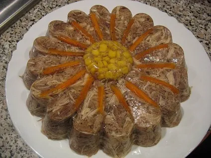Як і чим прикрасити холодець з м'яса або субпродуктів - варіанти, фото (готується формочках порційно) Як і чим прикрасити холодець з м'яса або субпродуктів - варіанти, фото
