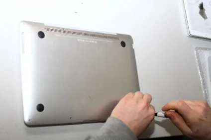 Як відкрити і почистити від пилу macbook air (пилу) Як відкрити і почистити від пилу macbook air
