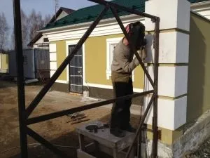 Як приварити ворота до стовпів установка своїми руками (установка) Як приварити ворота до стовпів установка своїми руками