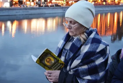 Як віруючі провели ніч біля храму христа спасителя, чекаючи доступу до мощів суспільство України (христа) Як віруючі провели ніч біля храму христа спасителя, чекаючи доступу до мощів суспільство України