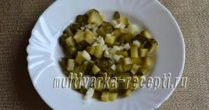 Картопляний салат з ковбасою і огірками