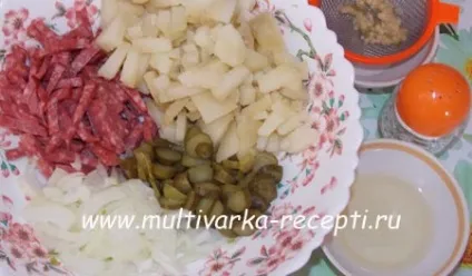Картопляний салат з ковбасою і огірками