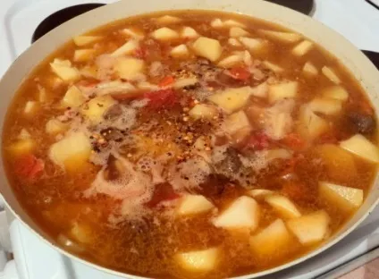 Картопля тушкована з м'ясом, готуємо з задоволенням!