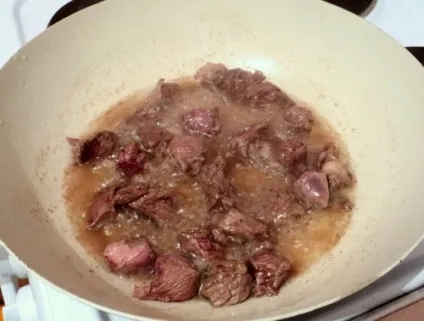 Картопля тушкована з м'ясом, готуємо з задоволенням!