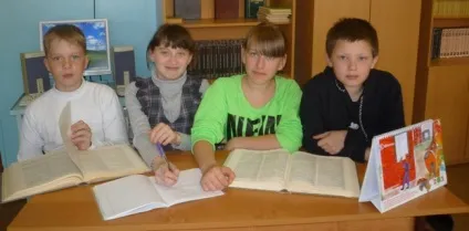 Корективу для офіціантки з підносом, газета вісник