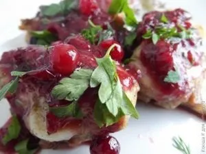 Курка в журавлинному соусі