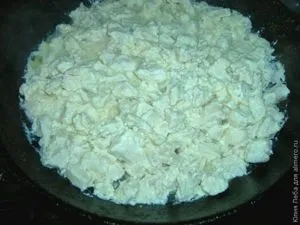 Куряча грудка тушкована в сметані (тушковане м'ясо) Куряча грудка тушкована в сметані