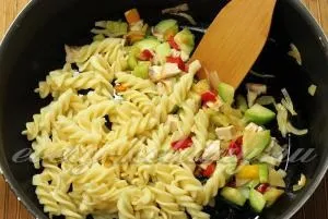Макарони з куркою і овочами (овочі) Макарони з куркою і овочами