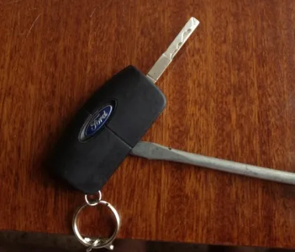 Міняємо батарейку в ключі на ford focus 2