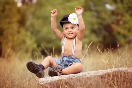 Образ для фотосесії хлопчика на природі, в поле () Образ для фотосесії хлопчика на природі, в поле