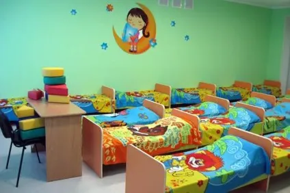 Оформлення спальні в дитячому саду своїми руками (стіни, ліжечка, штори) (розпис стін) Оформлення спальні в дитячому саду своїми руками (стіни, ліжечка, штори)