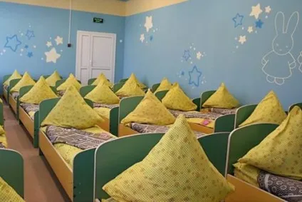 Оформлення спальні в дитячому саду своїми руками (стіни, ліжечка, штори) (своїми) Оформлення спальні в дитячому саду своїми руками (стіни, ліжечка, штори)