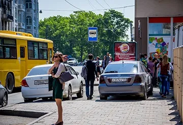 Зупинка на автобусній зупинці заборонена або дозволена