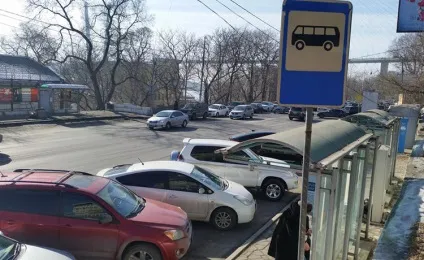 Зупинка на автобусній зупинці заборонена або дозволена