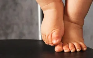 В якому віці дитина починає ходити (починає) В якому віці дитина починає ходити