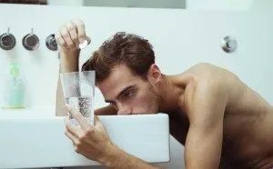 Після п'янки нудить що робити в такій ситуації (нудить) Після п'янки нудить що робити в такій ситуації