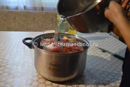 Помідори дольками з цибулею і маслом на зиму (часточками) Помідори дольками з цибулею і маслом на зиму
