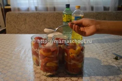 Помідори дольками з цибулею і маслом на зиму (часточками) Помідори дольками з цибулею і маслом на зиму