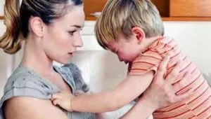 Дитина б'є маму як бути в подібній ситуації (переключити увагу дитини) Дитина б'є маму як бути в подібній ситуації