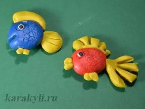 Рибки - ліплення з пластиліну, каракулі (Катаємо жовтого пластиліну) Рибки - ліплення з пластиліну, каракулі