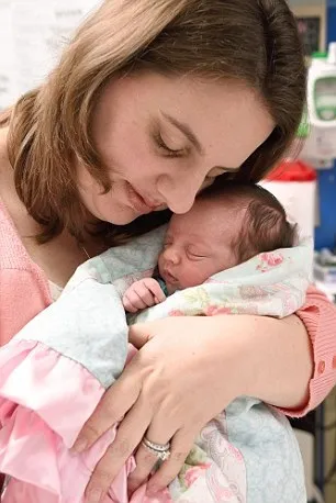 Народжена двічі лікарі дістали дитину з утроби, щоб прооперувати і повернути назад - новини (повернути) Народжена двічі лікарі дістали дитину з утроби, щоб прооперувати і повернути назад - новини