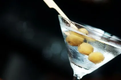 Рецепт коктейлю мартіні (dry martini) (martini) Рецепт коктейлю мартіні (dry martini)