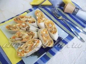 Рулет з лаваша з куркою і корейської морквою (морквою) Рулет з лаваша з куркою і корейської морквою