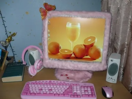 рожевий комп'ютер