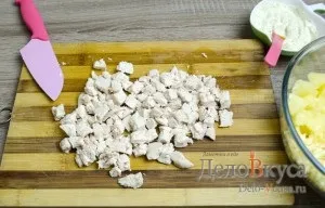 Салат з ананасами, куркою і сиром рецепт з фото (куряча грудка з ананасами салат) Салат з ананасами, куркою і сиром рецепт з фото