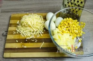 Салат з ананасами, куркою і сиром рецепт з фото (салат з ананасами з фото) Салат з ананасами, куркою і сиром рецепт з фото