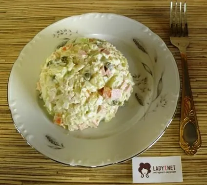 Салат зимовий - покроковий рецепт з фото (квадратиками викладаємо салатницю) Салат зимовий - покроковий рецепт з фото