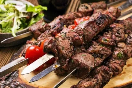 Шашлик прикраса столу - ресторан «шашликовий дворик» (шашлик) Шашлик прикраса столу - ресторан «шашликовий дворик»