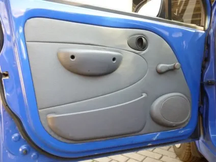 Зняття обшивки дверей, заміна динаміків daewoo matiz (ремонт автомобіля) Зняття обшивки дверей, заміна динаміків daewoo matiz
