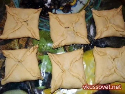 Слойки з куркою і картоплею, рецепт з фото покроковий (домашні) Слойки з куркою і картоплею, рецепт з фото покроковий